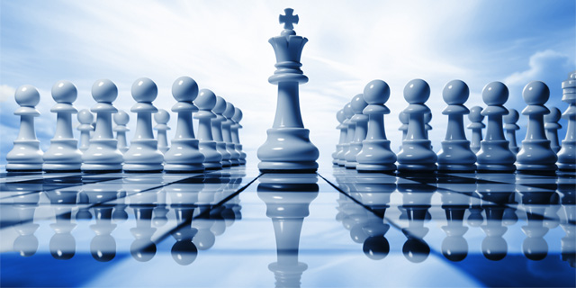 Chessboard with pawns, showing the King in front